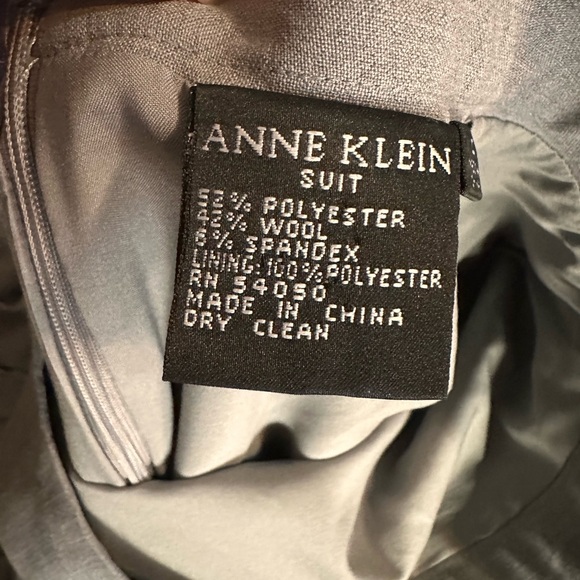 Anne Klein Suit, Size 4, Very Good Preowned Condition, Gray, Fully Lined - Picture 8 of 8